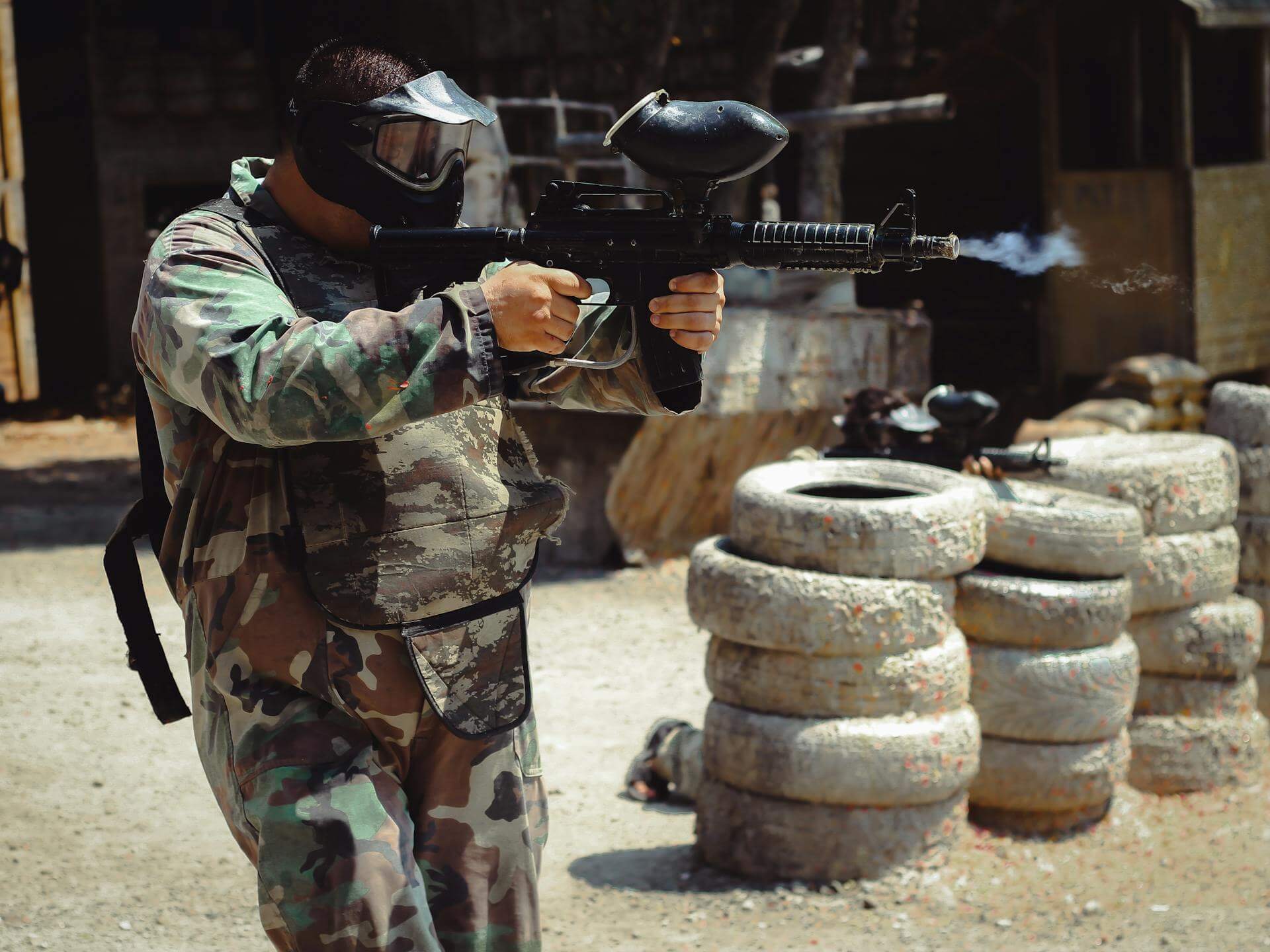 Actionfylld möhippa i Stockholm med paintball och skratt på Tactical Sports unika anläggning.