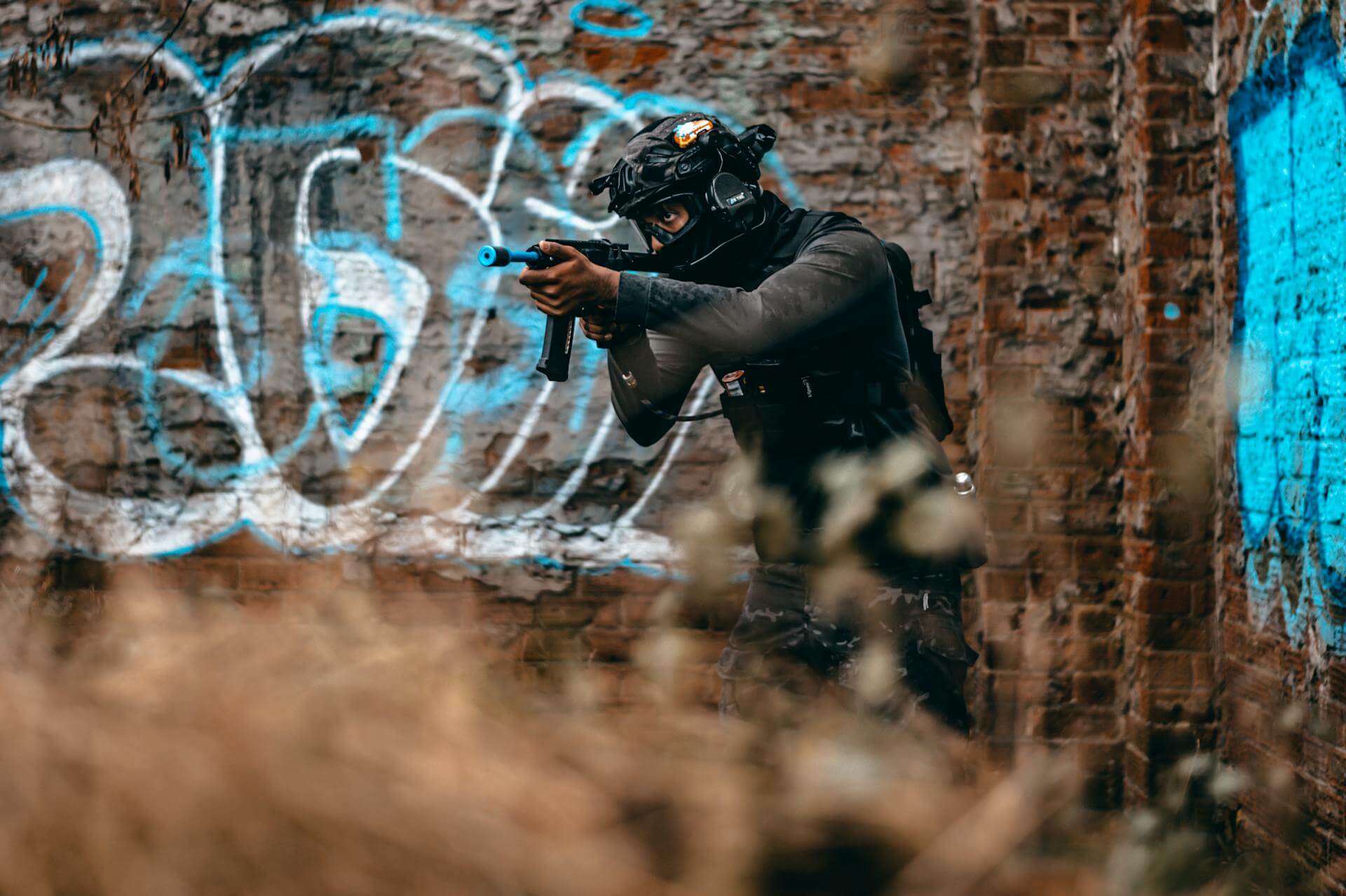 Spela paintball i Stockholm på vår moderna bana med semiautomatiska markörer och säker utrustning.